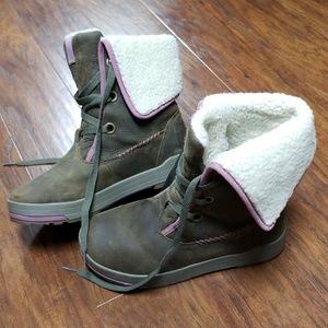 Keen snow boots! WORN ONCE!